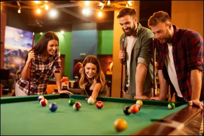 Au billard, quelle boule ne faut-il surtout pas rentrer dans un trou avant d'avoir rentré toutes les autres de sa catégorie, au risque de perdre ?