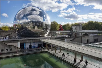 Dans quelle grande ville française se situe cette grande boule, nommée la Géode ?