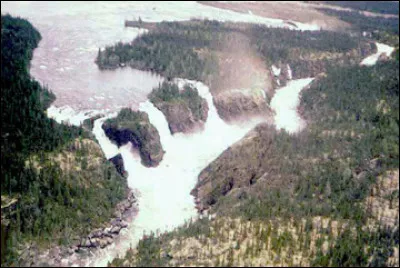 La rivière Inconnue est un affluent en rive droite du fleuve Churchill. Dans quel pays coule-t-elle ?
