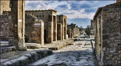 Quelles villes sont enfouies sous les cendres du Vésuve le 24 août 79 ?