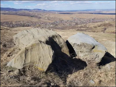 Quel nom donne-t-on à la strate de cendre volcanique consolidée sous l'action de l'eau ?