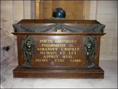 Où se trouvent les cendres de Voltaire ?