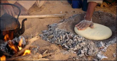 Quel est le nom de ce pain typique des Touaregs, cuit sous la cendre ?