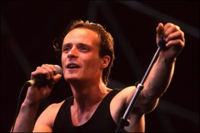 A quel chanteur, décédé en 2010, doit-on la chanson "Savane" ?