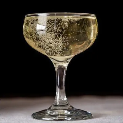 D'après la légende, la première coupe de champagne aurait été modelée sur le sein de la maîtresse favorite de Louis XV :
