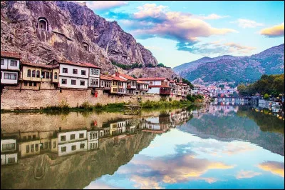 Le Yesilirmak, autrefois appelé "Iris", se jette dans la mer Noire. Où ce fleuve est-il situé ?