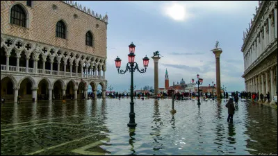 Quelle ville italienne est en péril à cause de l'acqua alta ?