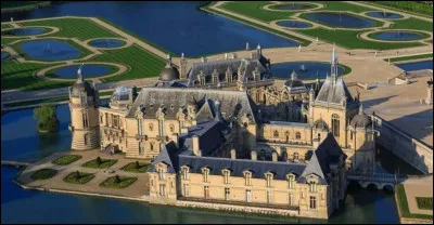 Quelle est cette commune du département de l'Oise, célèbre pour son château (1358), sa crème fouettée et son hippodrome international ?