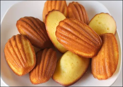 Quelle est cette commune du département de la Meuse, célèbre pour son château (1708) et ses fameuses madeleines ?