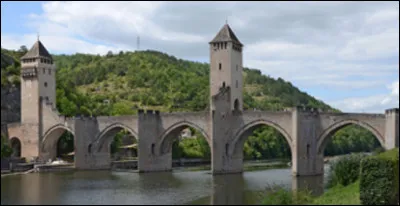 Quelle est cette commune du département du Lot, capitale historique du Quercy, connue pour son célèbre pont Valentré (1308) ?
