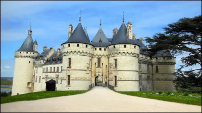 Quelle est cette commune du département du Loir-et-Cher, célèbre pour son château (1469) et son festival annuel international des jardins ?