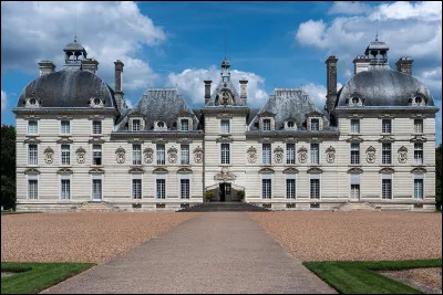 Quelle est cette commune du département du Loir-et-Cher, célèbre pour son château (1624) qui inspira Hergé pour la création du château de Moulinsart ?