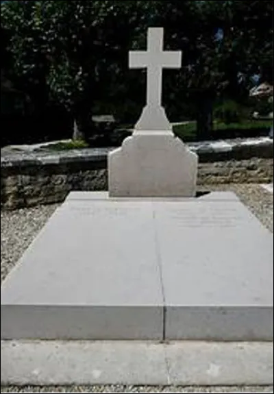 Quelle est cette commune du département de la Haut-Marne où se trouve la tombe de l'illustre homme d'État, Charles de Gaulle (1890-1970) ?