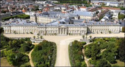 Quelle est cette commune du département de l'Oise, célèbre pour son château royal et impérial (Napoléon III) datant de 1751 ?