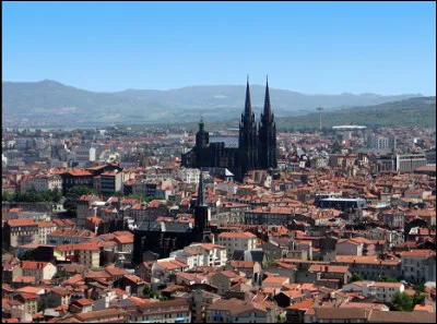 Quelle est cette commune, préfecture du département du Puy-de-Dôme, capitale historique de l'Auvergne et capitale mondiale du pneu (Michelin) ?