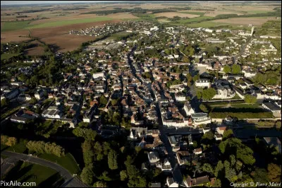 Quelle est cette petite ville de 4 500 habitants, située dans la région naturelle du Boischaut nord et traversée par l'Indre ?