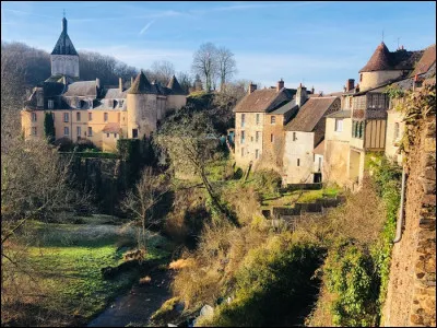 Quel est ce village, situé dans le sud du département, dans la vallée de la Creuse, qui figure parmi les plus beaux villages de France ?