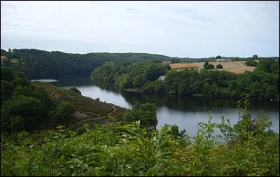 Quelle est cette région naturelle qu'on retrouve en deux parties, au nord, plus plat, et au sud, vallonné, dans le département de l'Indre ?