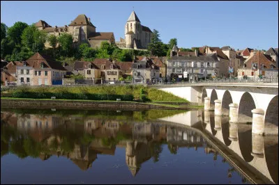 Quelle est cette ville, sous-préfecture de 6 200 habitants, située dans l'ouest du département, dans la vallée de la Creuse ?