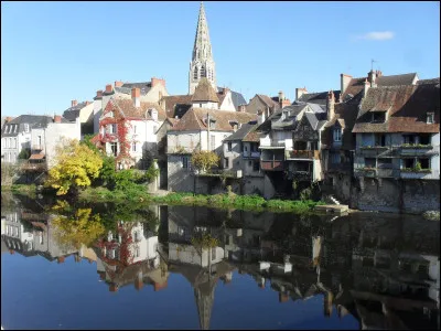 Quelle est cette petite ville de 4800 habitants, située dans le sud du département, dans la vallée de la Creuse ?