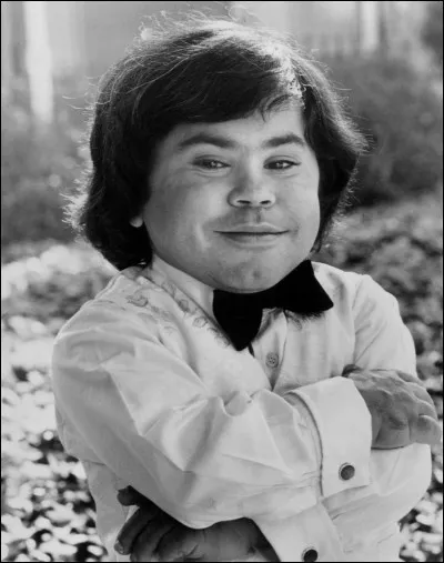 Dans quel film de la série "James Bond" Hervé Villechaize joue-t-il l'homme de main de Scaramanga ?