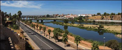 Dans quel pays se trouve Badajoz, ville de 150 000 habitants ?