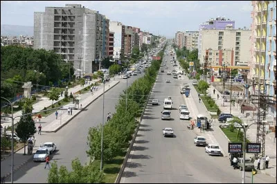 Dans quel pays se trouve Batman, ville de 250 000 habitants ?