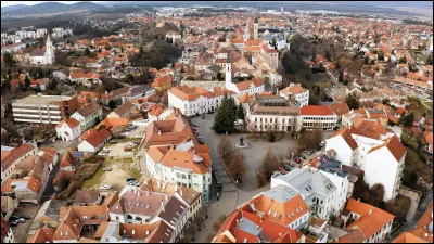 Dans quel pays se trouve Veszprém, ville de 55 000 habitants ?