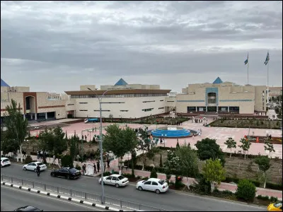 Dans quel pays se trouve Noukous, ville de 300 000 habitants ?