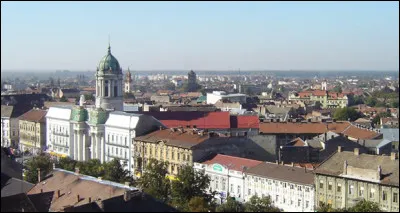 Dans quel pays se trouve Arad, ville de 140 000 habitants ?