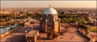 Dans quel pays se trouve Multan, ville de 1,9 million d'habitants ?