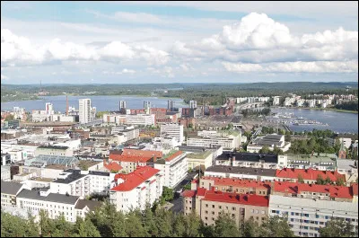 Dans quel pays se trouve Jyväskylä, ville de 140 000 habitants ?