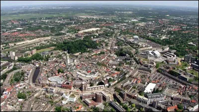 Dans quel pays se trouve Breda, ville de 180 000 habitants ?
