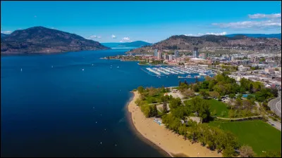 Dans quel pays se trouve Kelowna, ville de 140 000 habitants ?