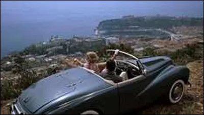 Quel acteur accompagne Grace Kelly dans le long-métrage d'Alfred Hitchcock "La Main au collet" ?