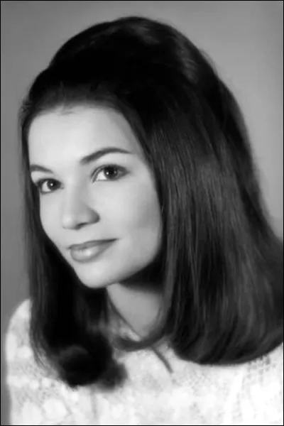 En quelle année fait-elle ses débuts au théâtre ?