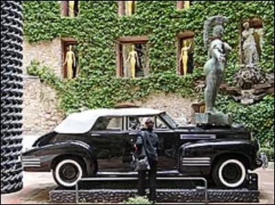 Quel peintre surréaliste est l'auteur de cette uvre dadaïste baptisée ''Taxi pluvieux'' ?