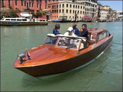 Dans quelle ville italienne peut-on voir ces bateaux-taxis ?