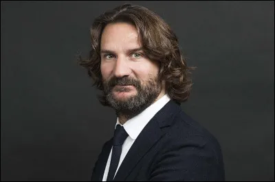 Qui est cet écrivain, critique littéraire, scénariste et animateur de télévision, auteur d ecette citation : ''À New York les taxis sont jaunes, à Londres ils sont noirs et à Paris ils sont cons.'' ?