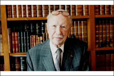 Qui est cet &eacute;crivain, auteur du livre ''Les taxis de la Marne'' ?
