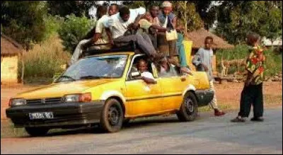 Quel est le nom des taxis collectifs en Afrique, qui peuvent embarquer six à quinze passagers, voire plus, selon le véhicule ?