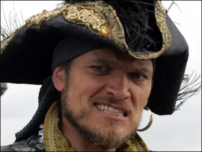 Quel est le nom du célèbre pirate qui a terrorisé les Caraïbes au début du XVIIIe siècle, connu pour ses longues tresses noires et son apparence effrayante ?