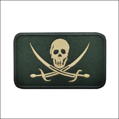 Quel est le nom de l'emblème pirate souvent vu sur les drapeaux noirs, représentant un crâne et deux os croisés ?