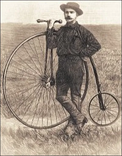 Quel aventurier et reporter de presse britannique est le premier homme à avoir fait le tour du monde en bicyclette ?