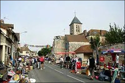 Après avoir commencé notre balade à la brocante de Croismare, nous la terminons à la brocante de Villiers-en-Désuvre. Village Eurois, il se situe en région ...