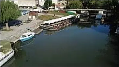 Je vous propose de faire une halte au port de Maillé. Village de l'arrondissement de Fontenay-le-Comte, traversé par la Sèvre Niortaise, il se situe dans le département ...