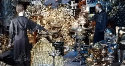 Dans le coffre-fort des Lestrange, que se passe-t-il si l'on touche un objet ?