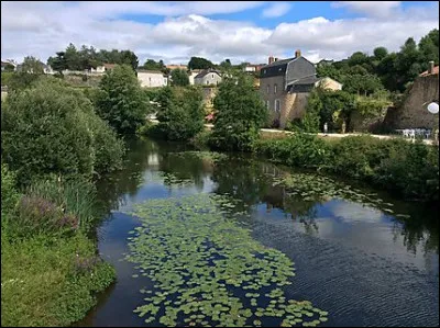 Quelle est cette rivière, longue de 142 km qui prend sa source dans le département, coule vers le nord, arrose Parthenay et Thouars, avant de rejoindre la Loire près de Saumur ?