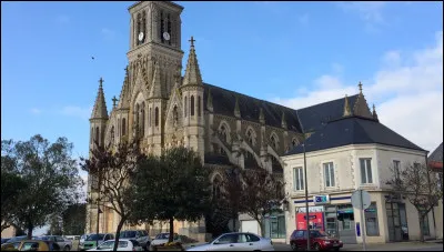 Quelle est cette petite ville de 4 800 habitants, située dans le nord-ouest du département, connue pour l'entreprise Heuliez maintenant disparue ?