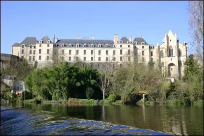 Quelle est cette ville de 14 000 habitants, située dans le nord du département, connue pour son patrimoine, notamment une importante enceinte datant des XIIe et XIIIe siècles ?